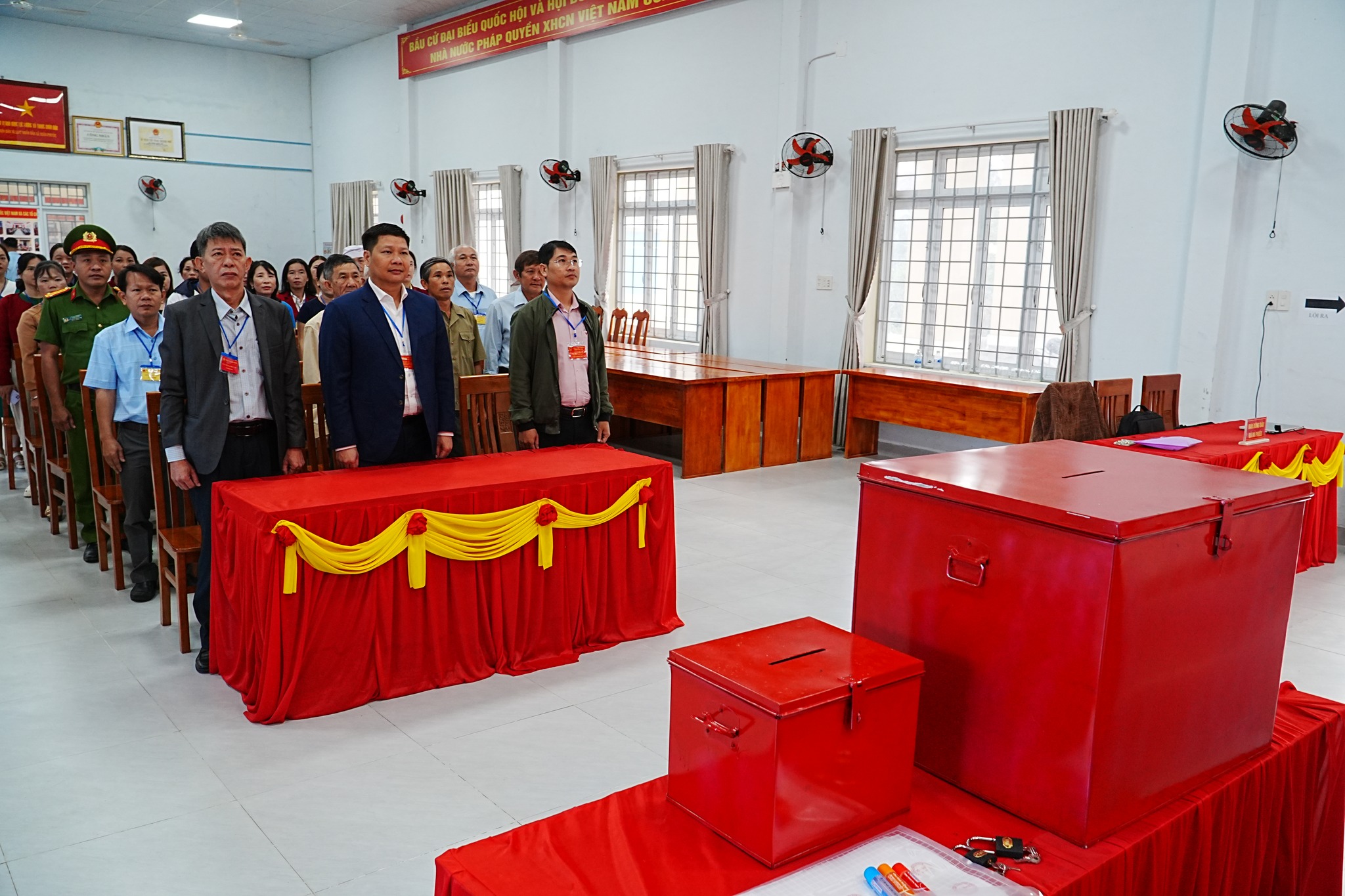 khac mạc bầu cử1.jpg